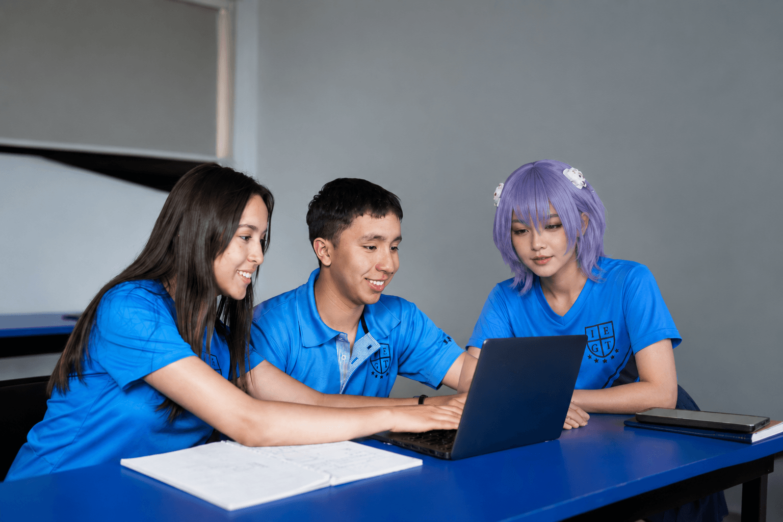 Estudiantes Georgetown colaborando alrededor de una computadora