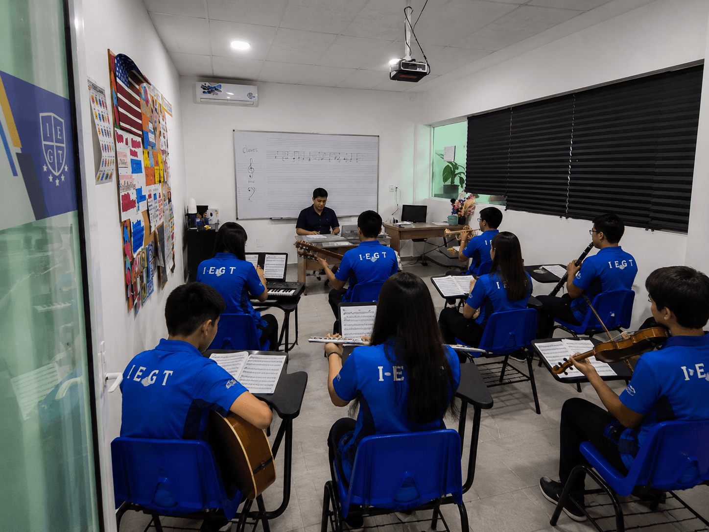 Estudiantes interpretan distintos instrumentos durante una clase de música